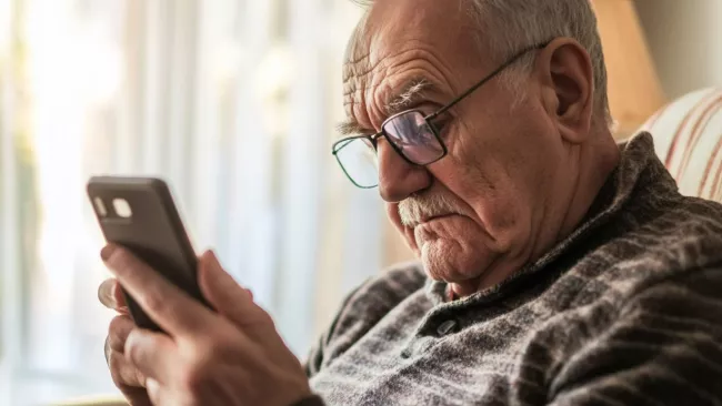 Důchodce s telefonem
