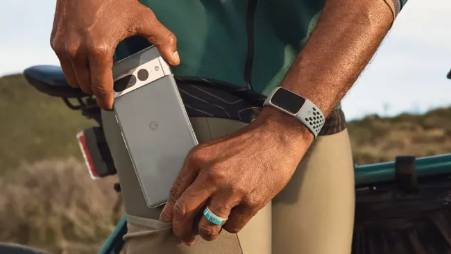 Fitbit narámek a Google Pixel