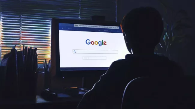 Uživatel u monitoru s prohlížečem Chrome