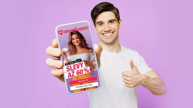 Muž ukazuje displej smartphonu s aplikací Dny Marianne