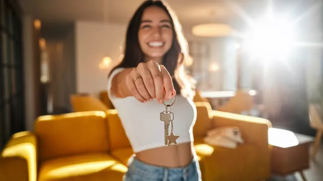 Dívka se chlubí klíči na selfie fotce