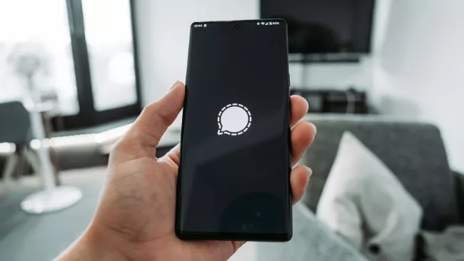 Logo Signal na displeji smartphonu