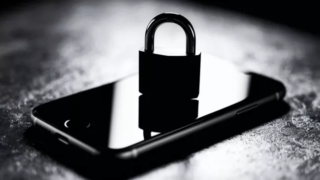 Smartphone s visacím zámkem na displeji