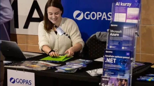 Stánek počítačové školy Gopas