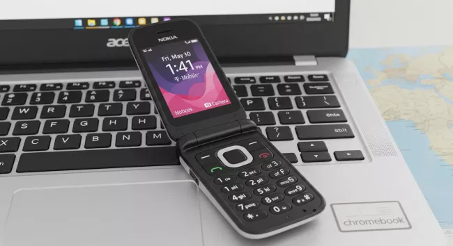 Telefon Nokia Flip na klávesnici laptopu