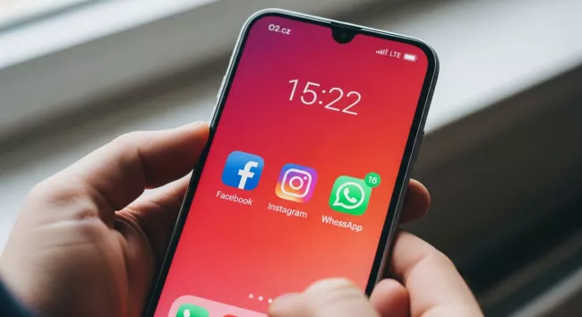 Facebook, Instagram a WhatsApp na displeji smartphonu