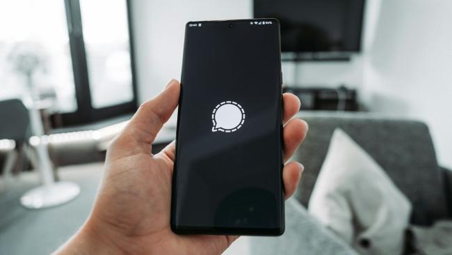 Smartphone s logem Signalu na displeji