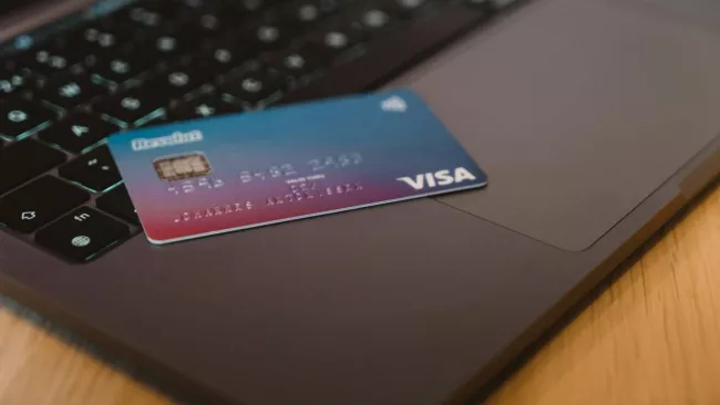 VISA karta na klávesnici laptopu