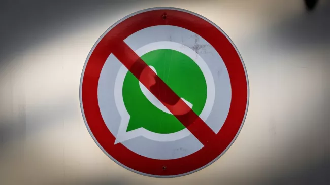 Symbol WhatsApp a přes něj symbol blokace