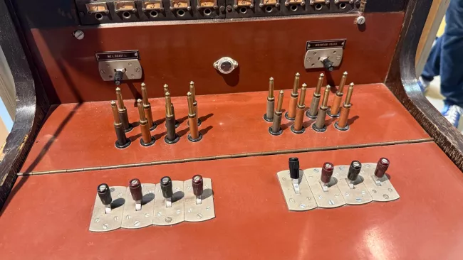 Spodní část manuální ústředny Tesla
