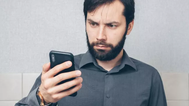 Uživatel se podivuje nad svým mobilem