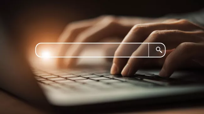 Detail na ruce uživatelky na klávesnici