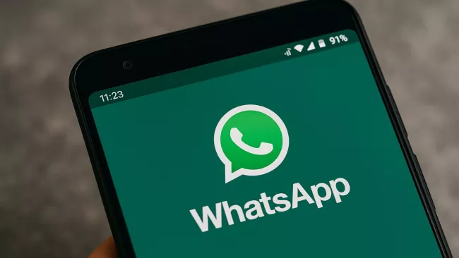 WhatsApp na displeji smartphonu