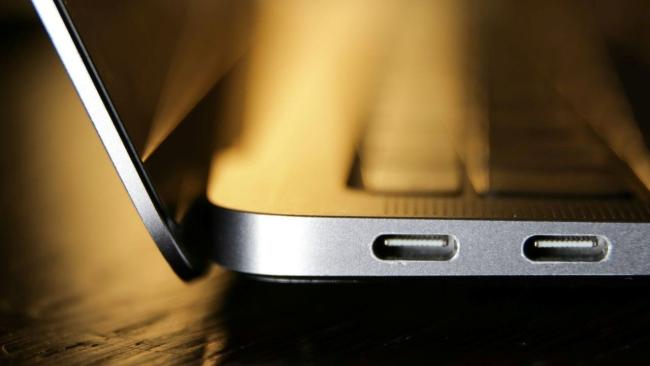 Detail na USB-C porty laptopu