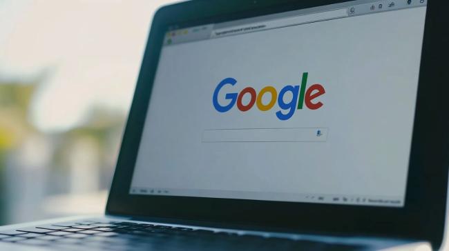 Uživatelka pracuje na laptopu s prohlížečem Chrome