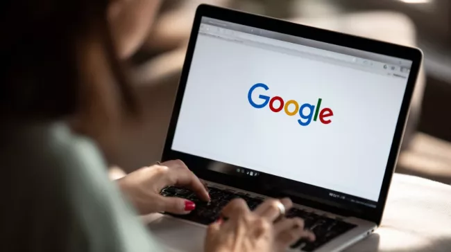 Laptop a logo Google na displeji