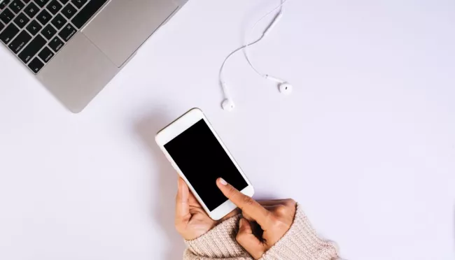 Klávesnice, sluchátka, mobil