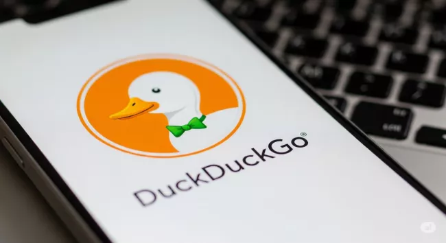 Vyhledávač DuckDuckGo na displeji smartphonu
