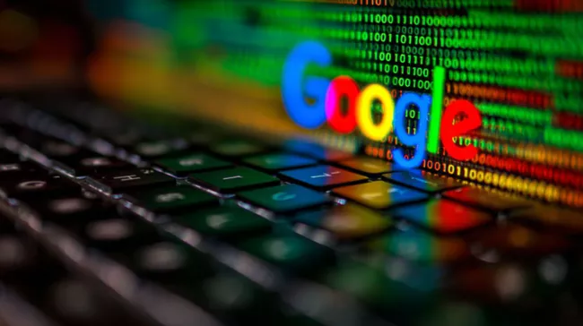 Google logo a na pozadí výpis kódu