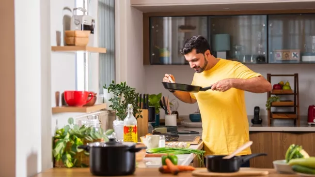 Muž vaří v moderní kuchyni