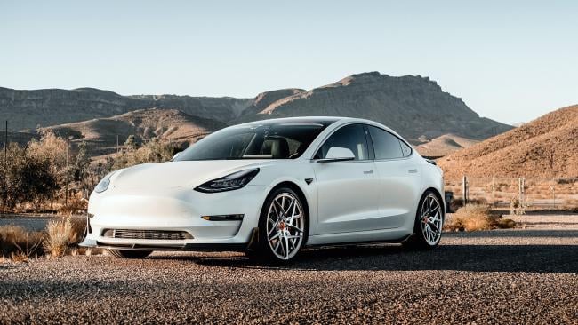 Tesla v hornaté krajině