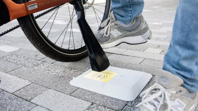 Inovativní stojan pro elektrokola s integrovanou bezdrátovou nabíječkou