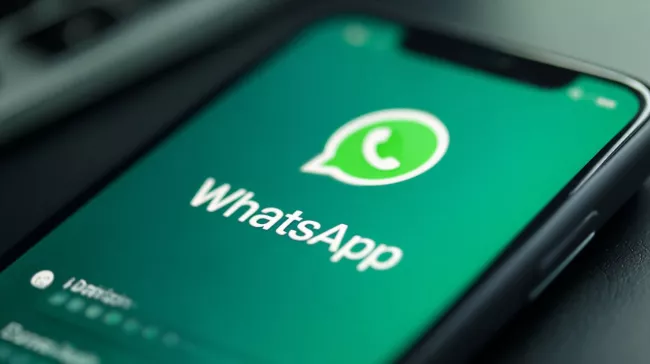 Logo WhatsApp na displeji iPhonu