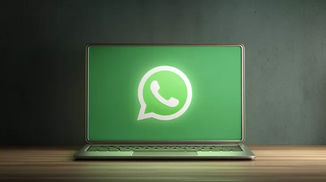 Laptop s motivem WhatsApp na displeji