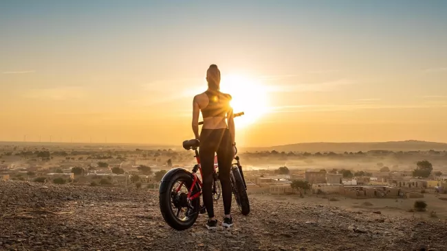 Cyklistka v zapadajícím slunci