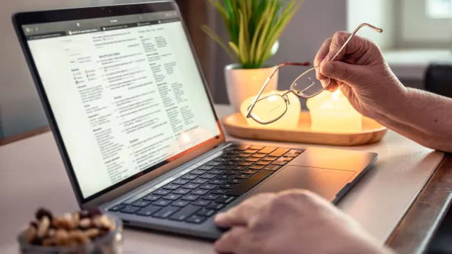 Uživatelka pracuje ve Wordu na laptopu