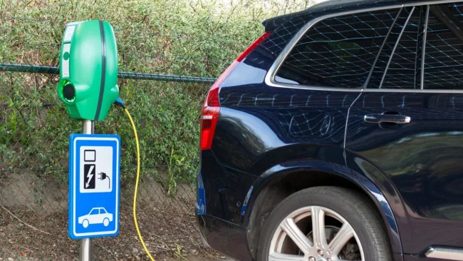 Vůz je připojen k nabíjecímu boxu