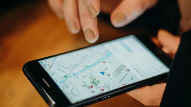 Uživatelka pracuje s Mapami Google na smartphonu