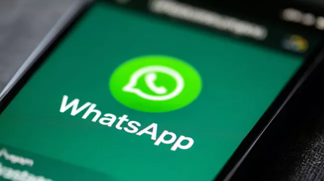 Logo WhatsApp na obrazovce mobilu