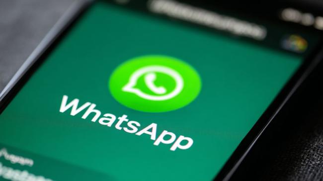 Logo WhatsApp na obrazovce mobilu
