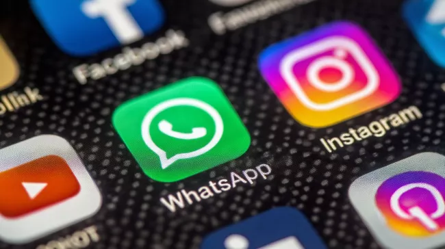 Ikona aplikace WhatsApp mezi ostatními na displeji smartphonu 