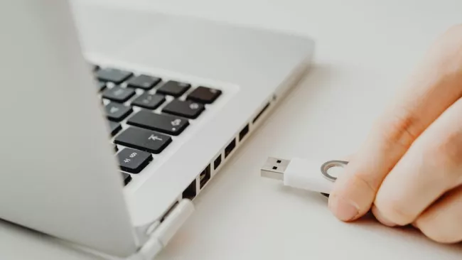 Připojování USB flash disku k laptopu