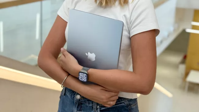 Studentka s MacBookem a Apple Watch