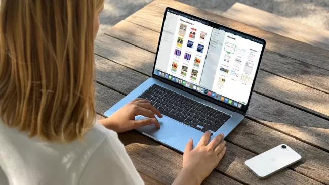 Studentka s MacBookem a iPhonem