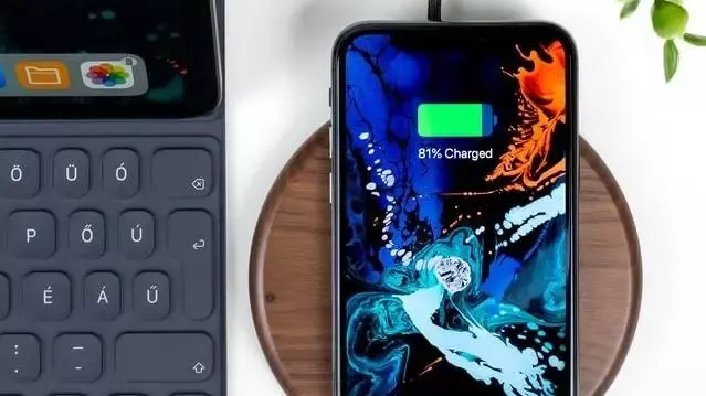 Smartphone a proces nabíjení