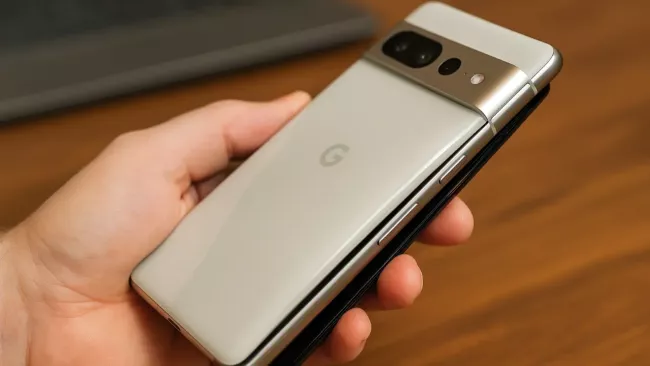 Vyboulený kryt telefonu kvůli nafouklé baterii