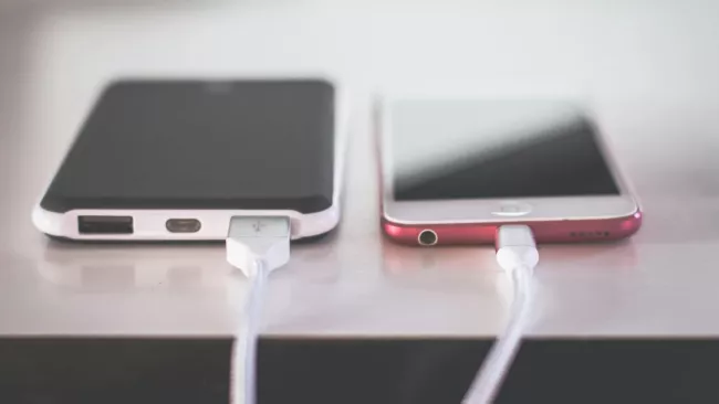 Dva smartphony, které se nabíjejí