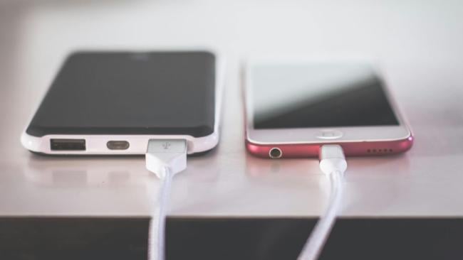 Dva smartphony, které se nabíjejí