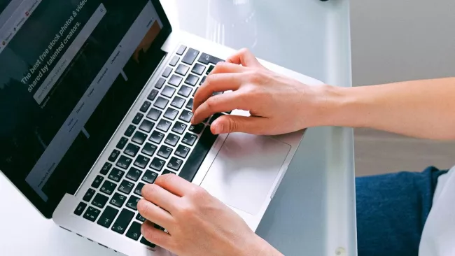 Uživatelka pracuje na laptopu