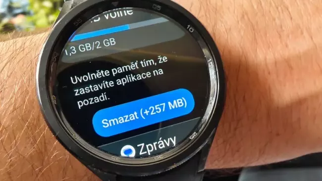 Uvlonění paměti cache na hodinkách Samsung Galaxy Watch
