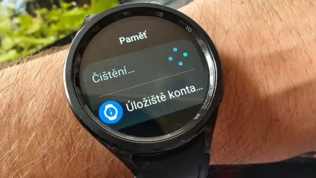 Uvlonění paměti cache na hodinkách Samsung Galaxy Watch