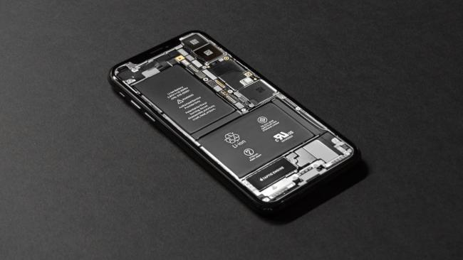 Smartphone bez zadního krytu