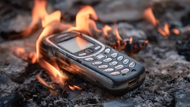 Starý telefon v plamenech, oheň