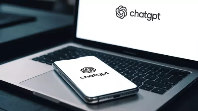 Notebook a smartphone s logem Chat GTP na displejích