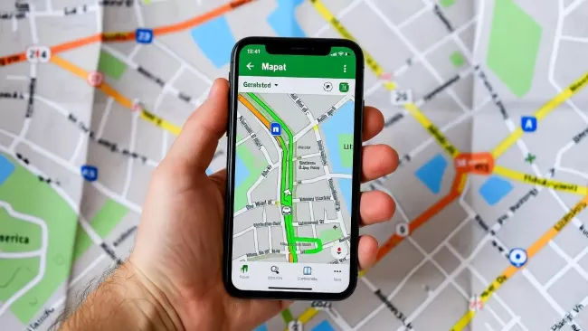 Smartphone a motiv map na displeji a v pozadí