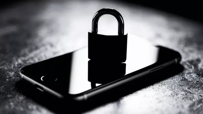 Smartphone s visacím zámkem na displeji